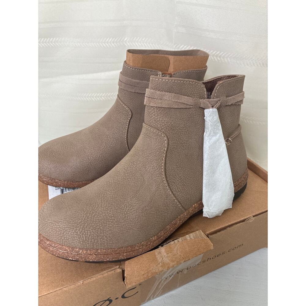 b.o.c. Addi Side Zip Ankle Boot Bootie Taupe Nubuck Size 6M NEW IN BOX